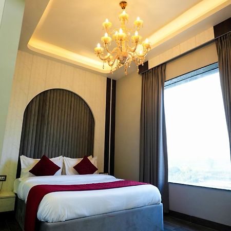 Hotel Adsan Heights Gajraula Bagian luar foto