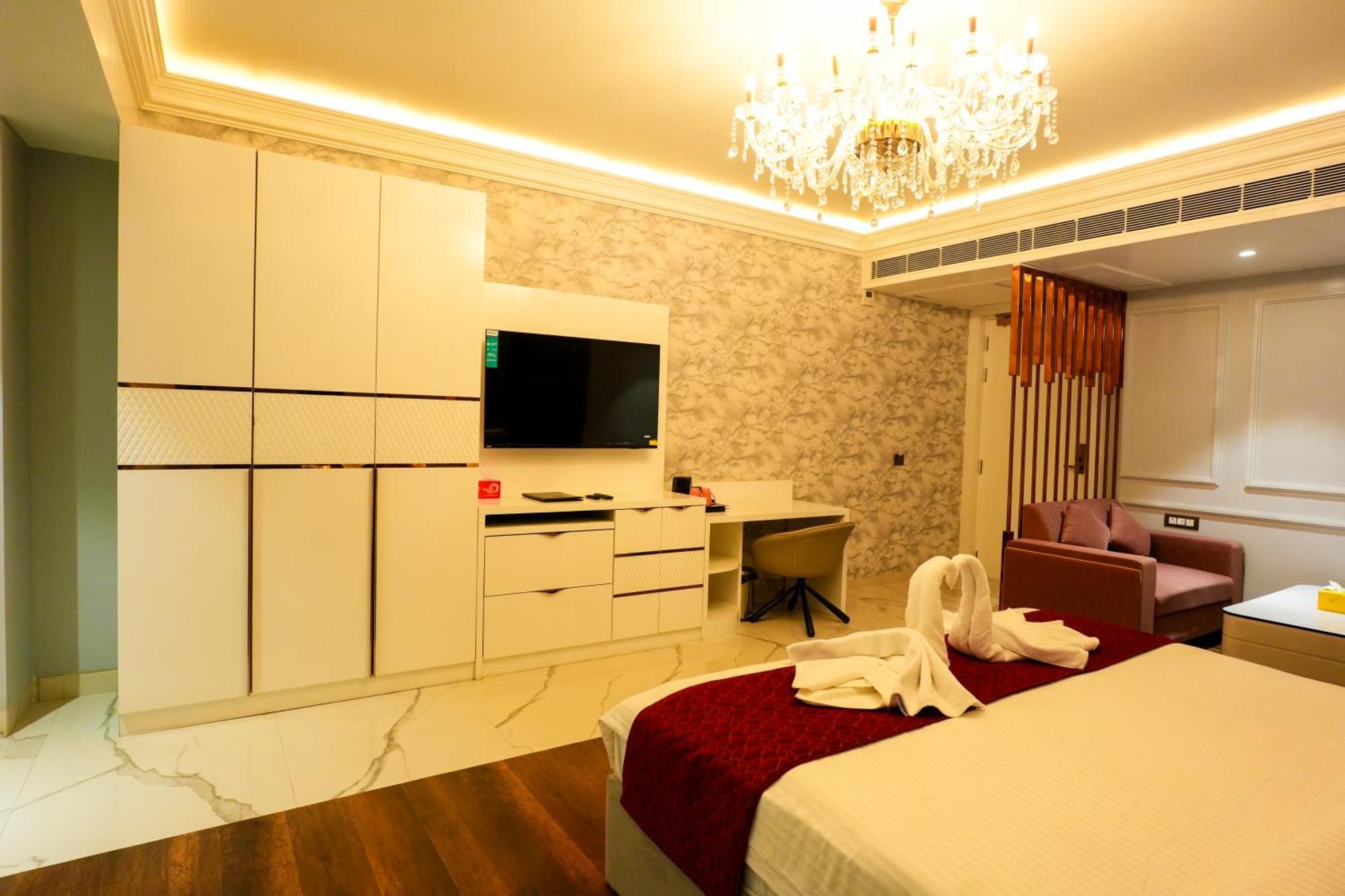 Hotel Adsan Heights Gajraula Bagian luar foto