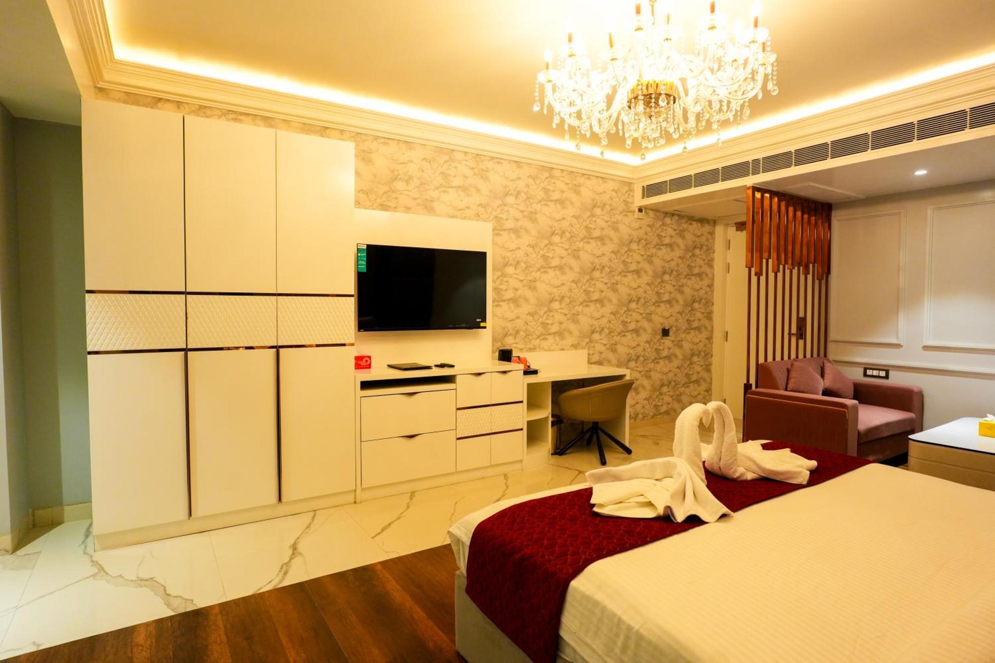 Hotel Adsan Heights Gajraula Bagian luar foto