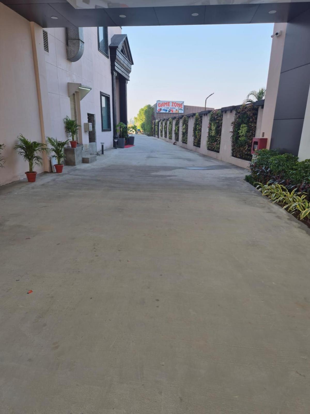 Hotel Adsan Heights Gajraula Bagian luar foto