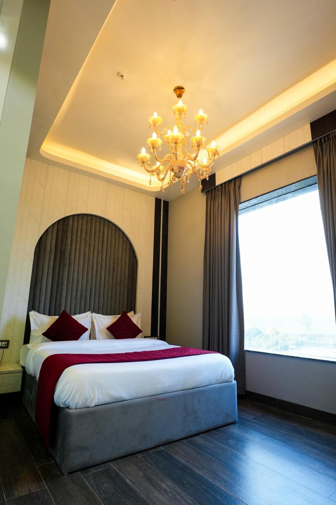Hotel Adsan Heights Gajraula Bagian luar foto